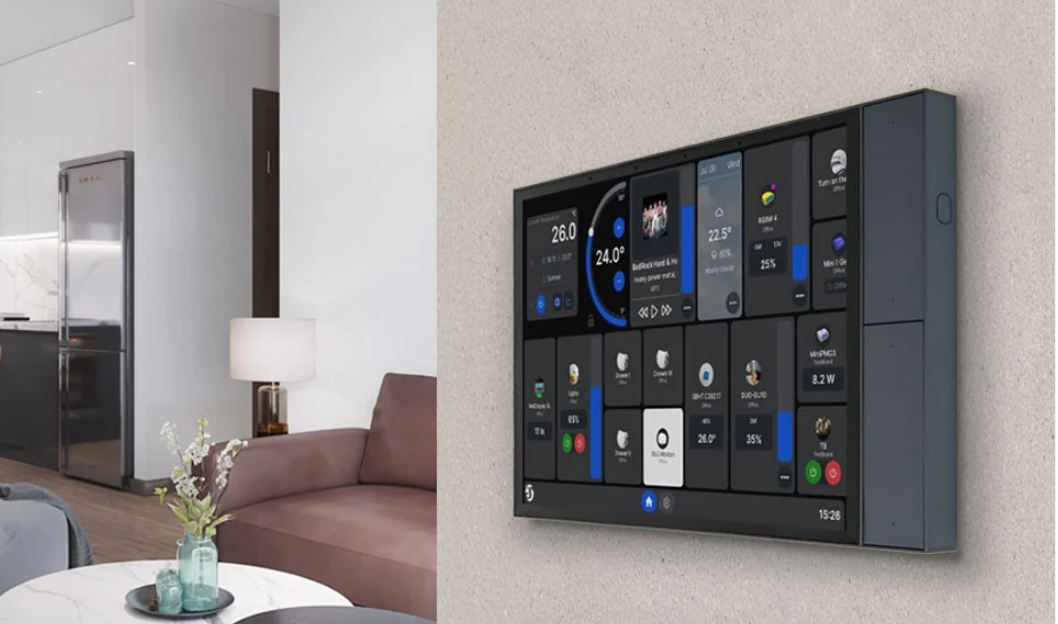 Panel dotykowy Shelly Wall Display XL zamontowany na ścianie w nowoczesnym wnętrzu - Warszawa, Piaseczno